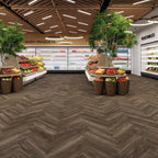 JOKA 555 Evolut Fischgrat Kleben 5106 Mud Oak EIR Raumansicht
